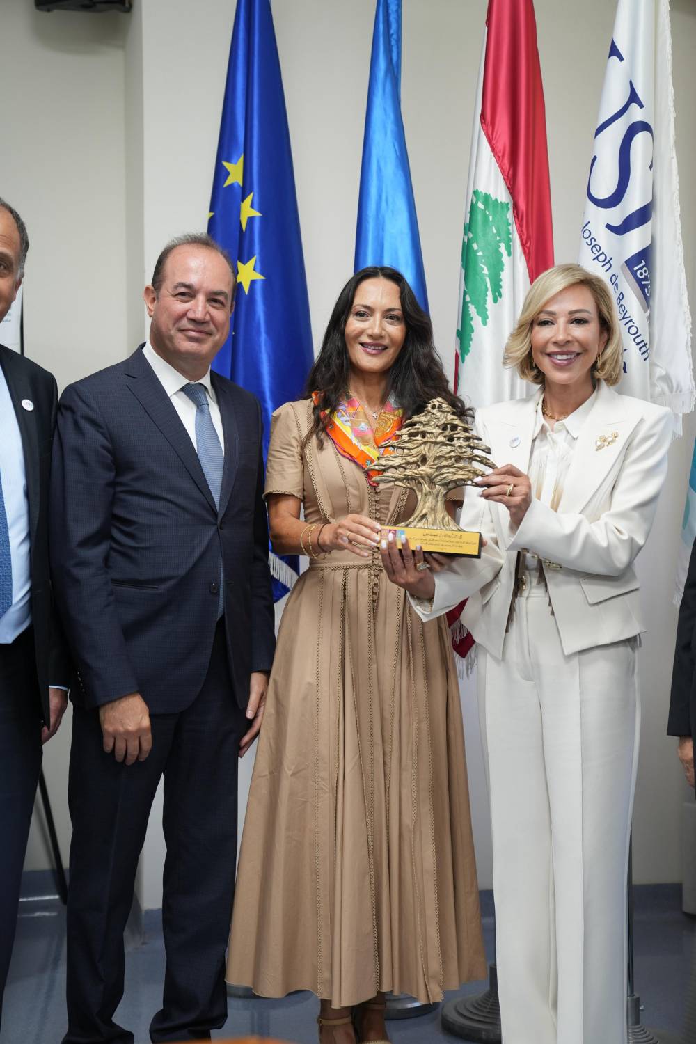 اللبنانية الأولى زارت مركز سرطان المرأة في مستشفى أوتيل ديو  وأشادت بالجهود الطبية والبحثية المبذولة لرعاية المصابين بداء السرطان