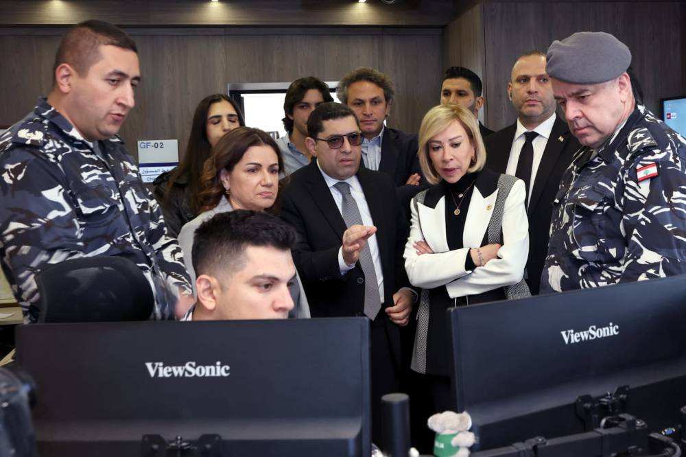    اللبنانية الأولى زارت مقر محافظة جبل لبنان في بعبدا ومركز الصليب الأحمر اللبناني في الحازمية  السيدة عون للعاملين في غرفة إدارة الكوارث: أنتم الجنود المجهولون في خدمة أبناء الوطن الأكثر حاجة