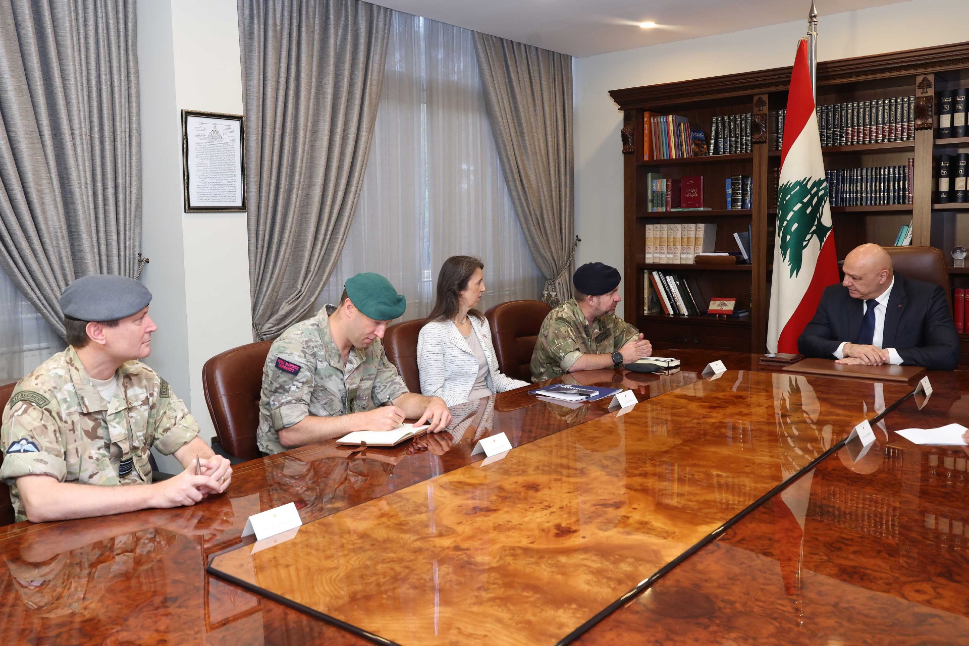 رئيس الجمهورية مستقبلاً المستشار البريطاني لشؤون الدفاع في الشرق الاوسط:  عدم التمديد لـ "اليونيفيل "وعدم تشكيل قوة دولية بديلة لها  سوف يحدث فراغاً لا يخدم الأمن والاستقرار في المنطقة