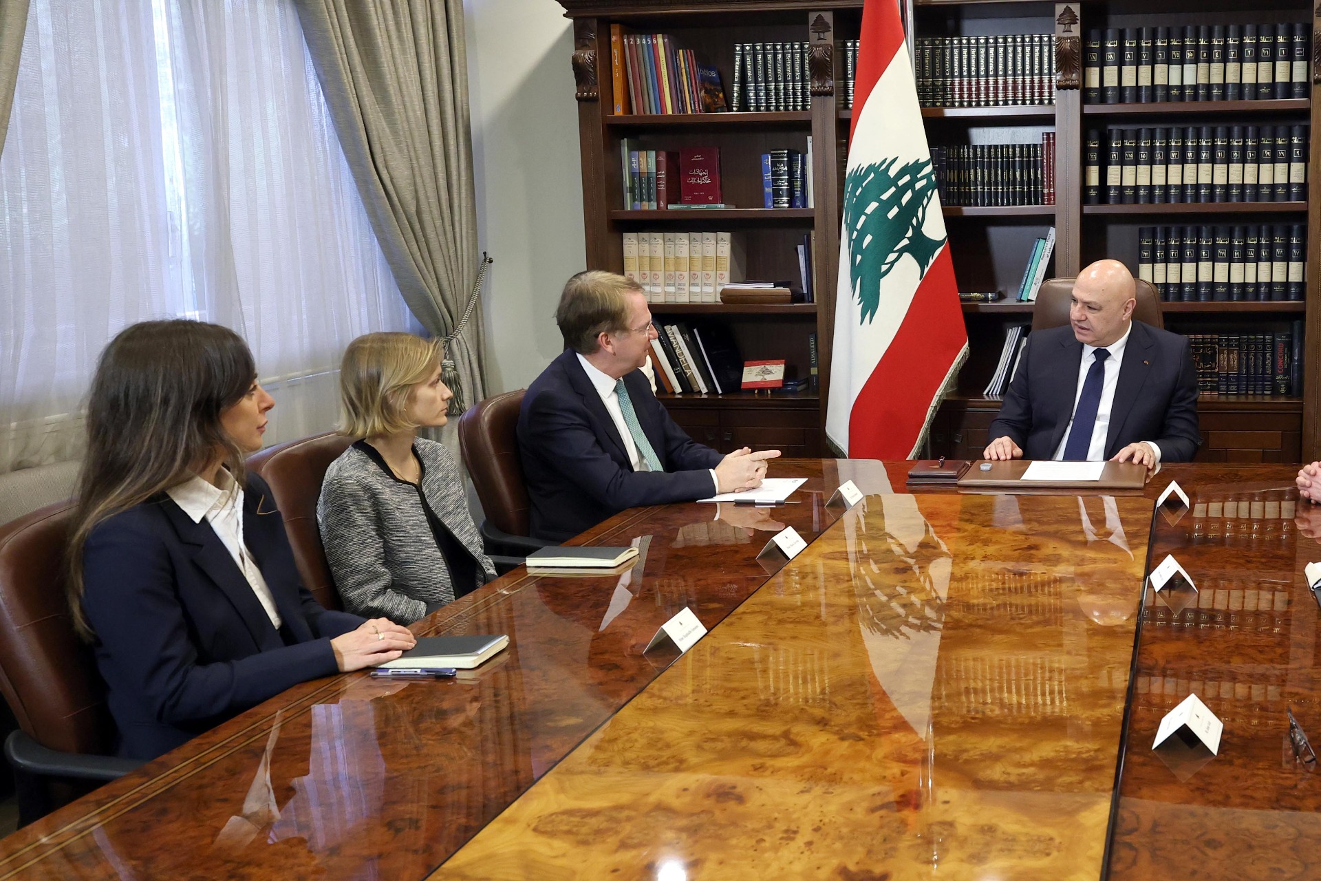 الرئيس عون للسفير الفرنسي: لعودة الشركات الفرنسية للإستثمار في لبنان والتوصل الى صيغة مناسبة قبل نهاية ولاية "اليونيفيل"