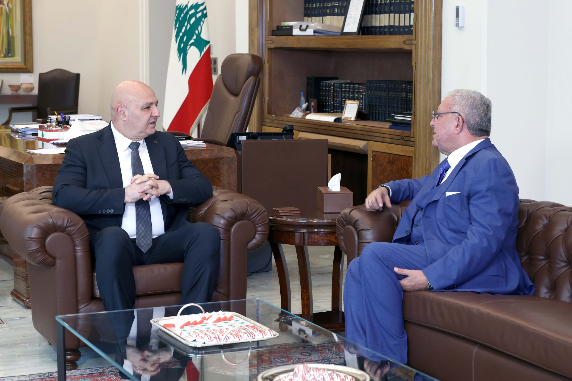  عرض رئيس الجمهورية العماد جوزاف عون الوضع اللبناني مع الوزير السابق نهاد المشنوق 