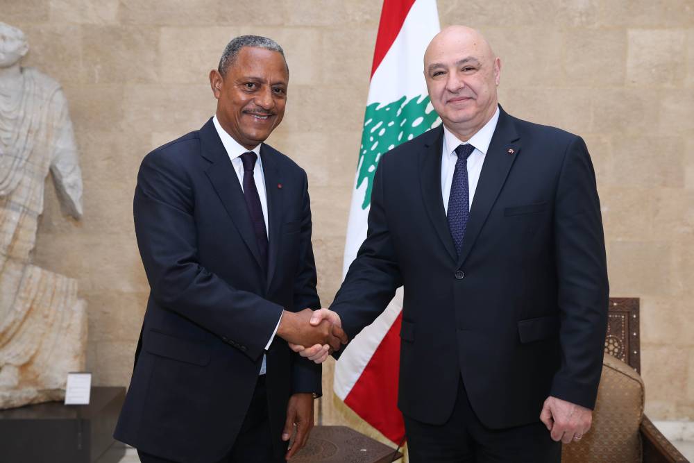 الرئيس عون تسلم من وزير السياحة الغابوني رسالة من رئيس الغابون تضمنت الحرص على تعزيز العلاقات بين البلدين