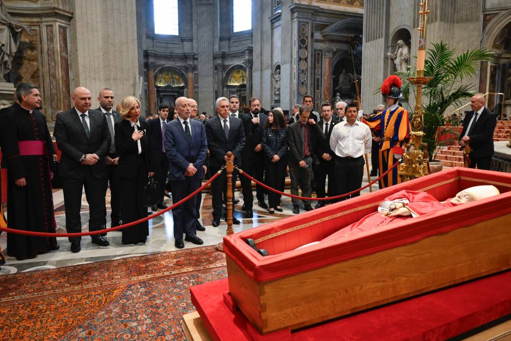 الرئيس عون واللبنانية الاولى القيا النظرة الأخيرة على نعش البابا الراحل فرنسيس