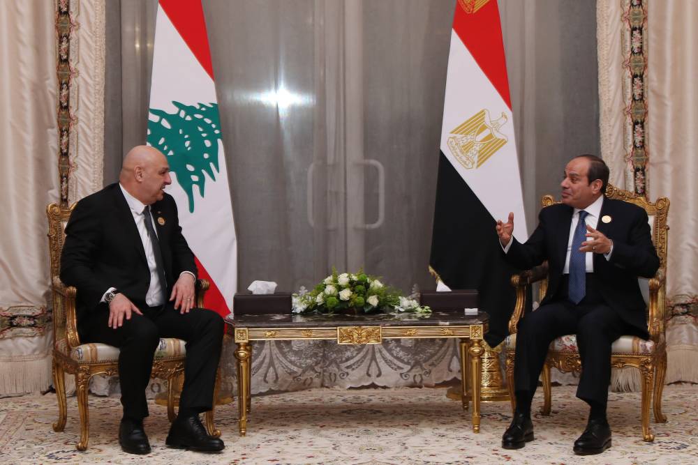 رئيس الجمهورية التقى مساء على هامش القمة العربية غير العادية في القاهرة  الرئيسين المصري والسوري وملك البحرين