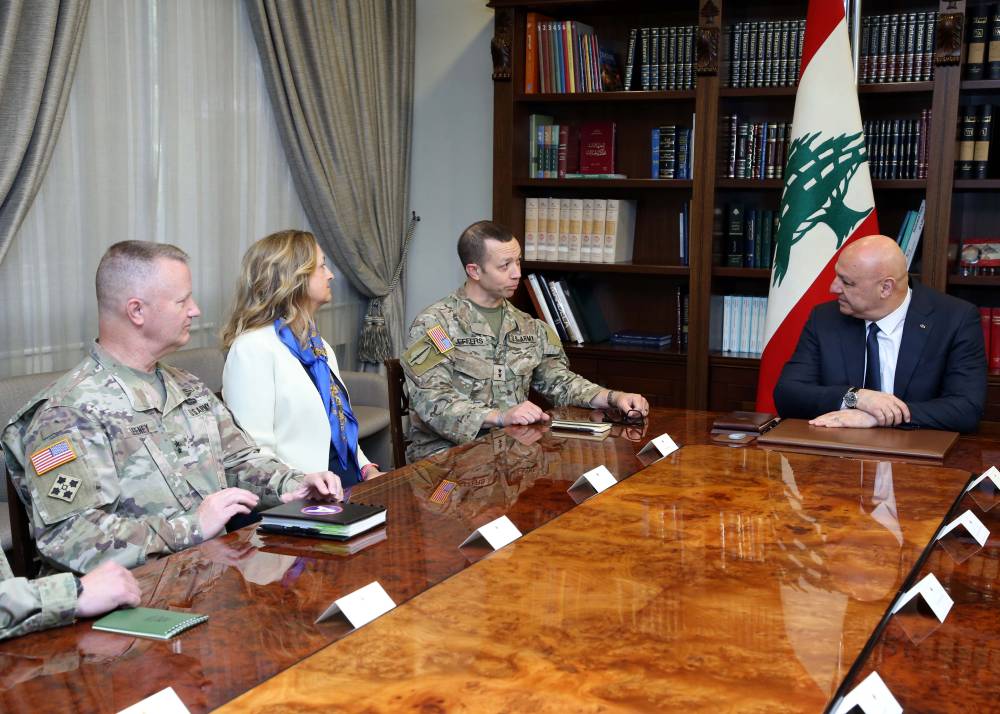 الرئيس عون خلال استقباله الرئيس الجديد للجنة الاشراف على تنفيذ آلية وقف إطلاق النار: لمواصلة الضغط على إسرائيل لوقف اعتداءاتها والانسحاب من التلال التي تحتلها وإعادة الاسرى