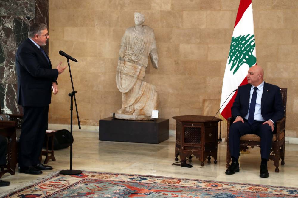 اعرب رئيس الجمهورية العماد جوزاف عون عن امله في ان تسفر القمة العربية غير العادية المزمع عقدها في القاهرة الأسبوع المقبل، عن موقف عربي موحد لمواجهة التحديات الراهنة لاسيما وان هذه التحديات مترابطة وتستهدف المصالح المشتركة للدول العربية الشقيقة.