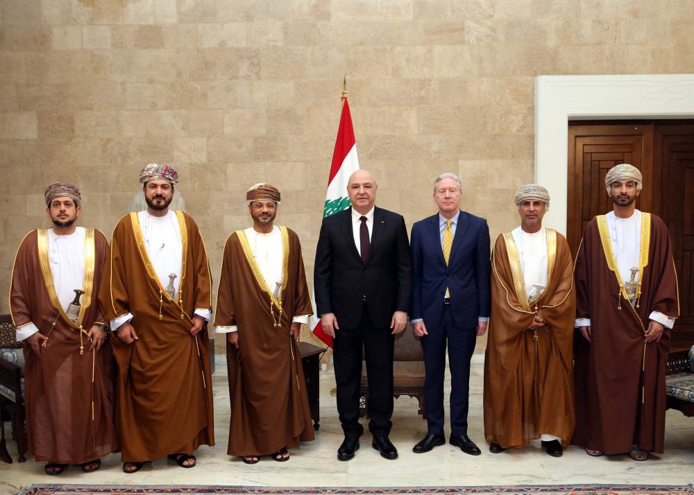 الرئيس عون استقبل وزير خارجية سلطنة عمان الذي سلمه دعوة لزيارتها: نأمل ان تسفر القمة العربية الأسبوع المقبل عن موقف عربي موحد لمواجهة التحديات الراهنة 