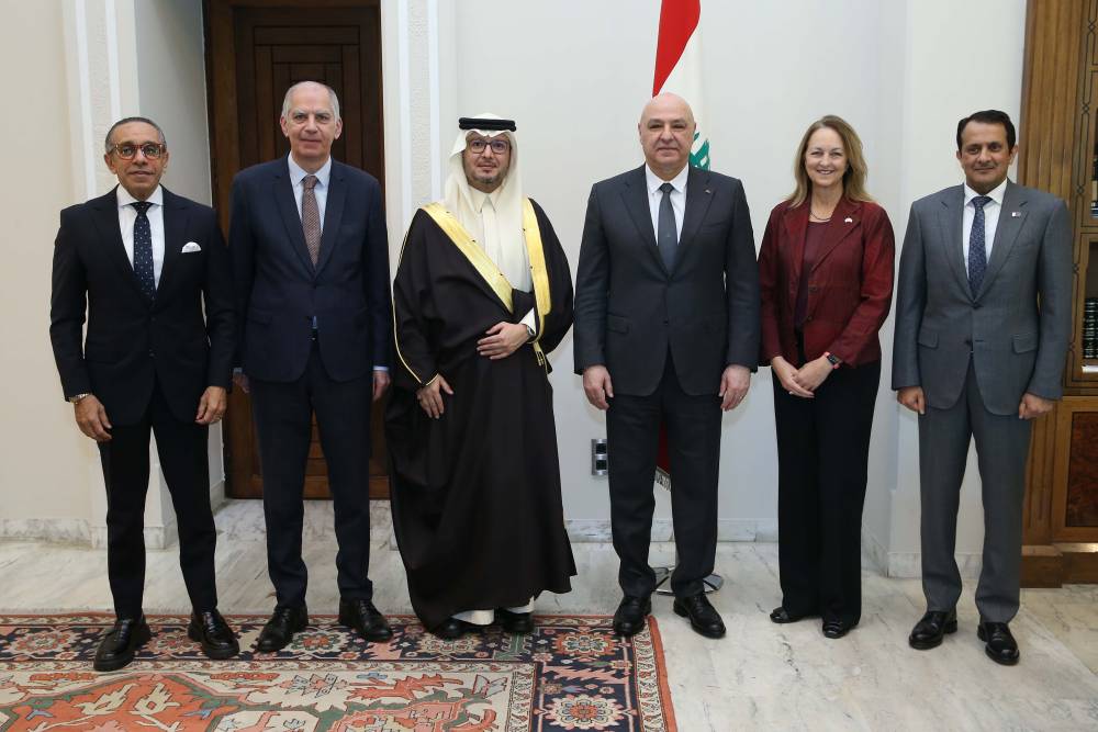  الرئيس عون استقبل سفراء اللجنة الخماسية: الامن خط احمر وممنوع المساس به وغير مسموح باعمال الشغب  والقضاء وضع يده على الاحداث التي وقعت على طريق  المطار