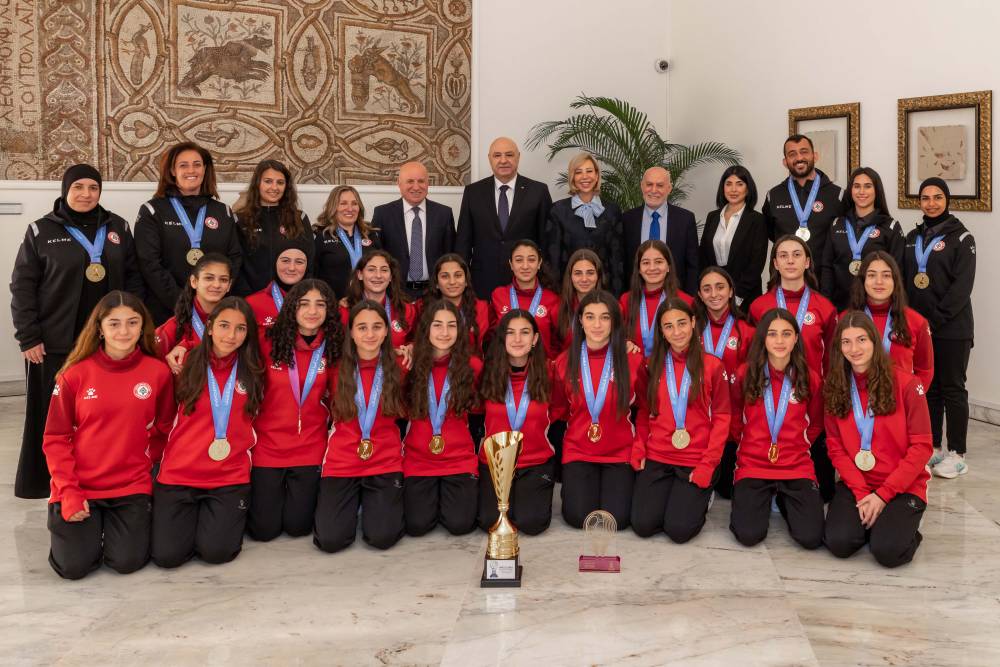 الرئيس عون واللبنانية الاولى استقبلا وفد الاتحاد اللبناني لكرة القدم  والبطلات الناشئات لغرب آسيا: