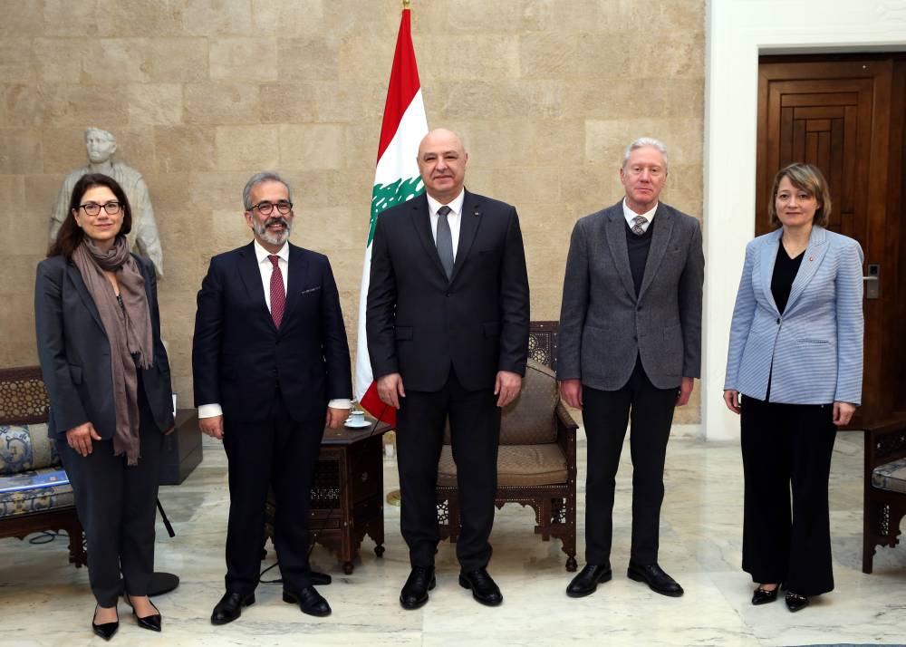 الرئيس عون مستقبلا وزير خارجية البرتغال:  لا لطروحات تهجير الفلسطينيين من ارضهم او المساس بحقوقهم ولبنان يدعم حل الدولتين والمبادرة العربية للسلام التي اقرتها القمة العربية 2002