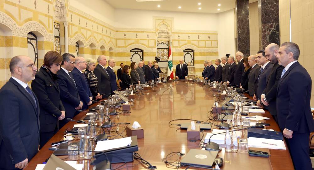 مجلس الوزراء طلب من الجيش والقوى الأمنية المباشرة فوراً بتعزيز بسط سيطرة الدولة الكاملة على محافظة بيروت وحصر السلاح فيها بالقوى الشرعية وحدها