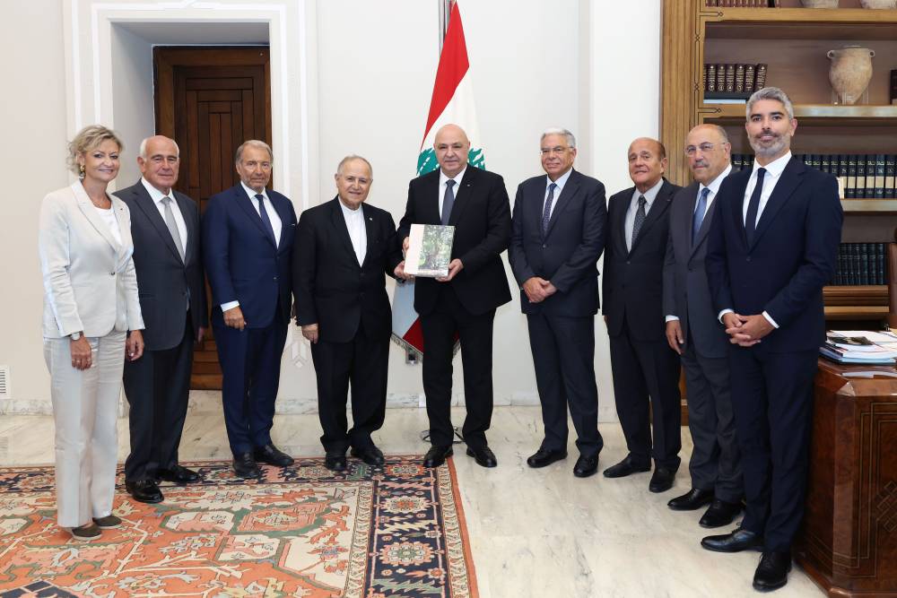 رئيس الجمهورية مستقبلا رئيس جامعة القديس يوسف والهيئة الادارية لـ"مؤسسة جامعة القديس يوسف": نتمنى للجامعة مواصلة رسالتها النبيلة والعلم هو المادة المستدامة التي لا تنضب والتي تعنى بالعقول التي تبني الأوطان