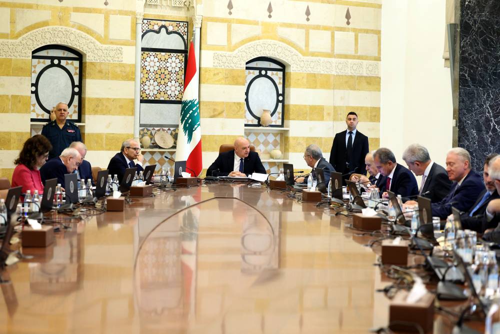 جلسة لمجلس الوزراء في قصر بعبدا أقرت معظم البنود المدرجة على جدول الأعمال  وأبرزها موافقة المجلس على آلية ومعايير تفرغ الأساتذة في الجامعة اللبنانية
