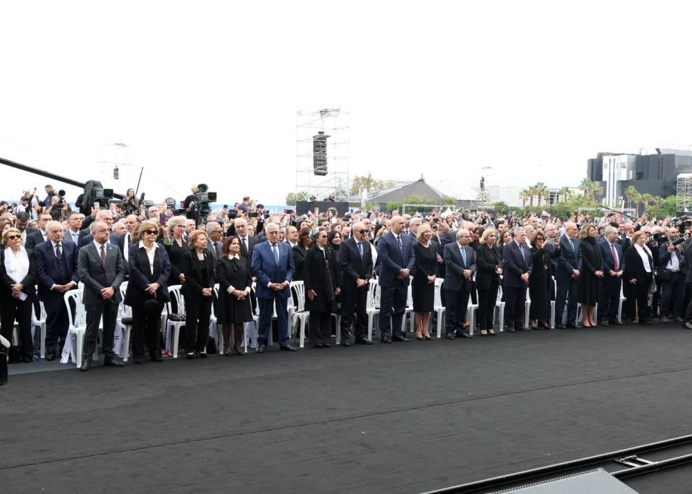 الرئيس عون واللبنانية الاولى والرئيس بري والرئيس سلام وعقيلتاهما شاركوا في القداس الذي ترأسه البابا  على الواجهة البحرية لبيروت واختتم فيه زيارته الى لبنان