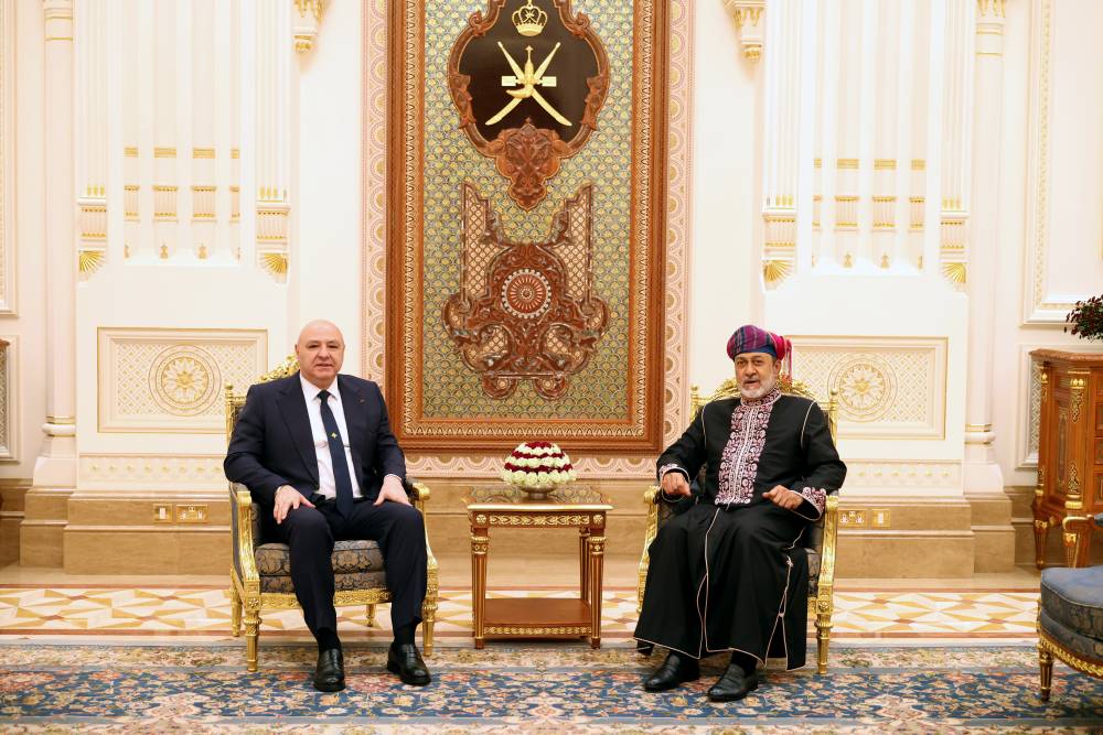 السلطان هيثم بن طارق اقام مأدبة عشاء على شرف الرئيس عون  ومنحه وسام عمان العسكري من الدرجة الاولى