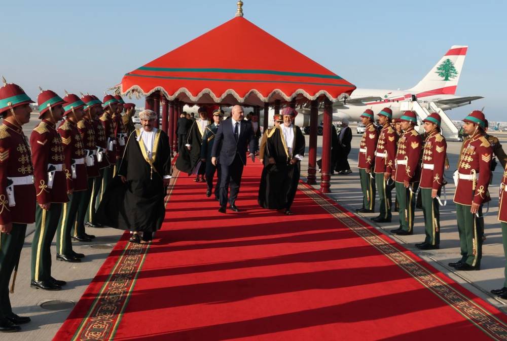 الرئيس عون وصل الى المطار السلطاني في عمان  واستقبله السلطان هيثم بن طارق قبل ان ينتقلا الى قصر العلم