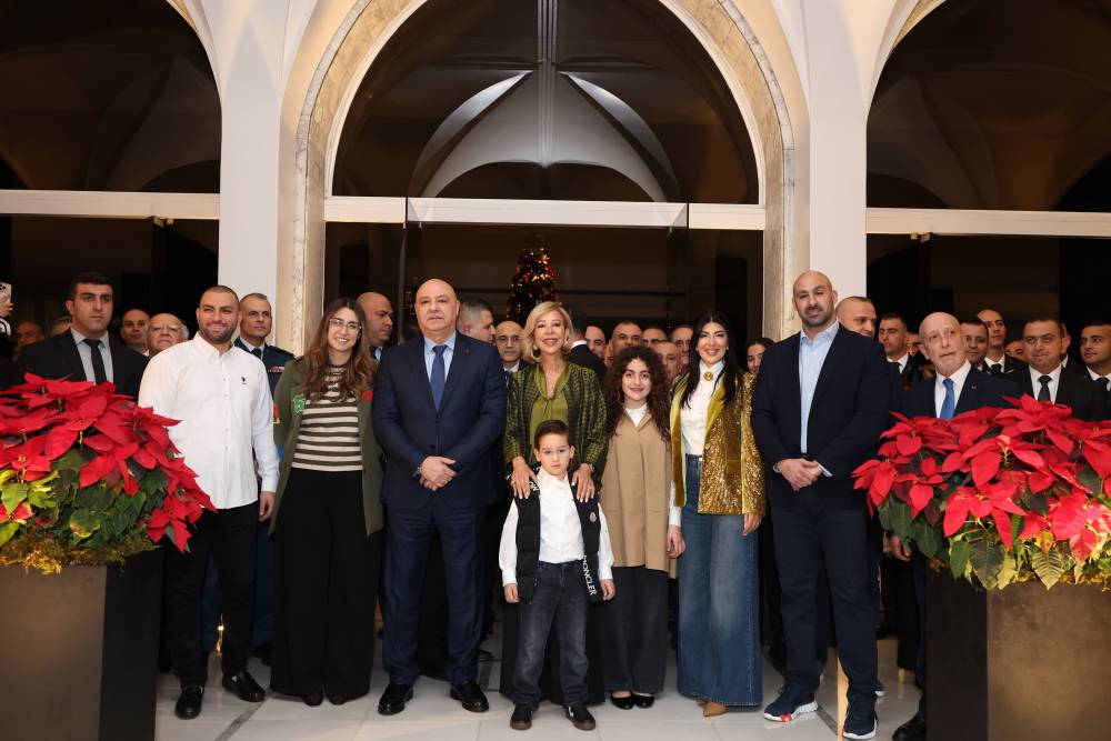 رئيس الجمهورية واللبنانية الأولى أضاءا شجرة الميلاد في القصر الجمهوري