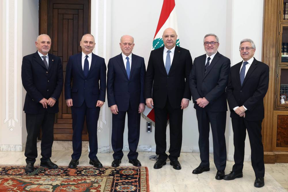 رئيس الجمهورية امام وفد من "الجبهة السيادية من اجل لبنان":  عودة ثقة دول الخارج بلبنان ودعمها هما نتيجة طبيعية لما يقوم به حاليا لبنان  من إعادة بناء الدولة على أسس ثابتة لجهة بسط سلطة القانون وتطبيق حصرية السلاح