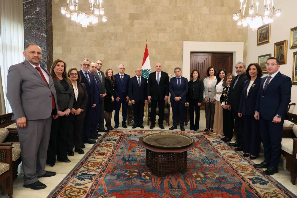 الرئيس عون تسلم من تجمع نقباء المهن الصحية مذكرة حول مكافحة منتحلي الصفة:  اتابع ملفات الفساد شخصيا وامن الدولة يقوم بجهود كبيرة في هذا الاطار