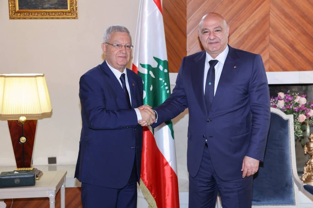 الرئيس عون استهل زيارته الى الجزائر بلقاء رئيسي مجلسي الامة والشعبي الوطني  ووضع إكليلا من الزهر على ضريح الشهداء ويلتقي الرئيس تبون مساء