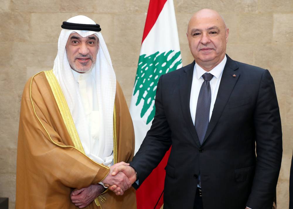 الرئيس عون استقبل النائب الأول لرئيس مجلس الوزراء ووزير الداخلية الكويتي: لبنان حريص على تعزيز التعاون الثنائي والتنسيق لمواجهة التحديات المشتركة ومكافحة تهريب المخدرات وكل ما يخل بالامن في البلدين