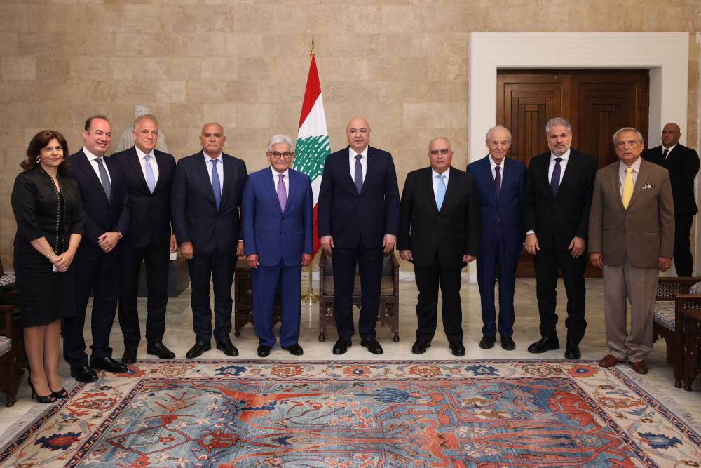 رئيس الجمهورية التقى وفدا من المؤسسة البطريركية المارونية العالمية للإنماء الشامل:  الإنماء يجب ان يكون شاملا لكي تفيد منه كافة المناطق في الوطن  والعلم والصحة هما الجزء الأساسي من الإنماء الشامل الذي نسعى إلى تحقيقه
