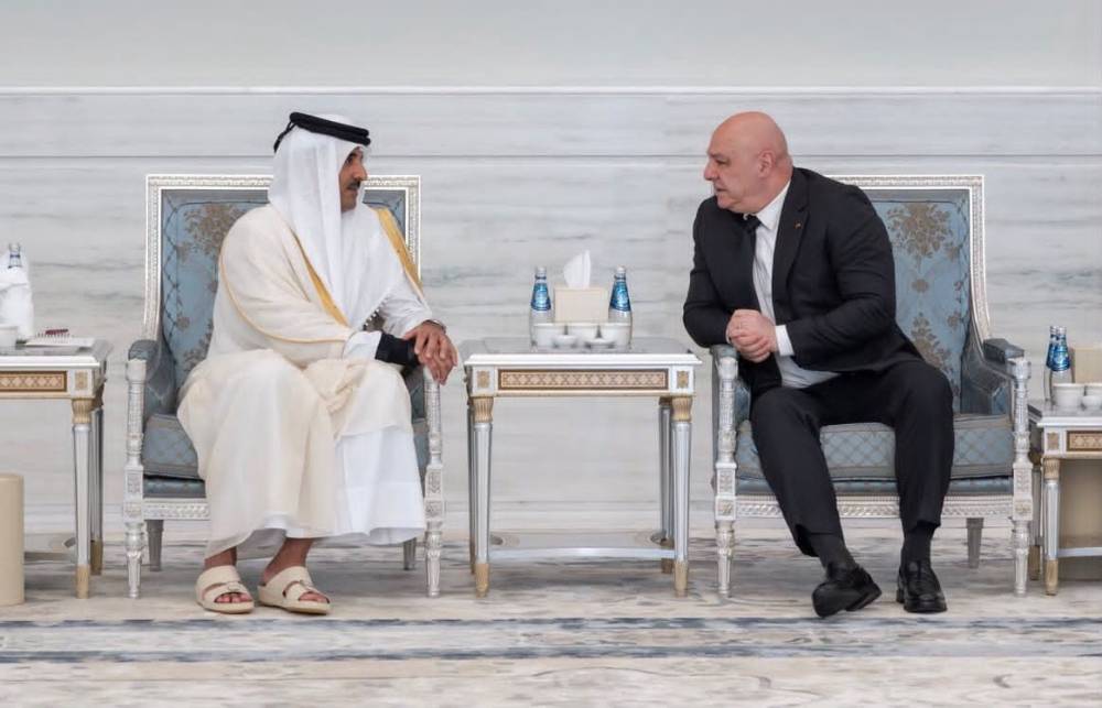 الرئيس عون واللبنانية الأولى عادا الى بيروت آتيين من الدوحة  بعدما قدما التعازي بوفاة الأمير الوالد لدولة قطر
