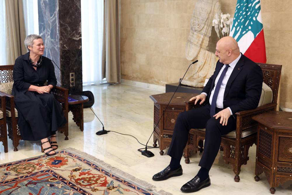  الرئيس عون مستقبلا سفيرة الاتحاد الأوروبي مع وفد من السفراء والقائمين بالاعمال:  بقاء "اليونيفيل" هو الوسيلة الأمثل في المرحلة المقبلة  واذا تعذر ذلك فانشاء قوة بديلة للحلول مكانها 