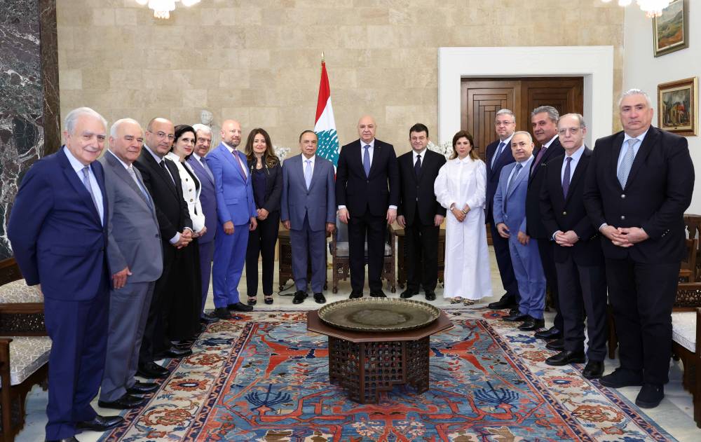 رئيس الجمهورية التقى النواب الجميل ومعوض وريفي وصليبا وضاهر  ووفدا من الرابطة المارونية وعرض معهم مسار تطبيق صيغة الاطار