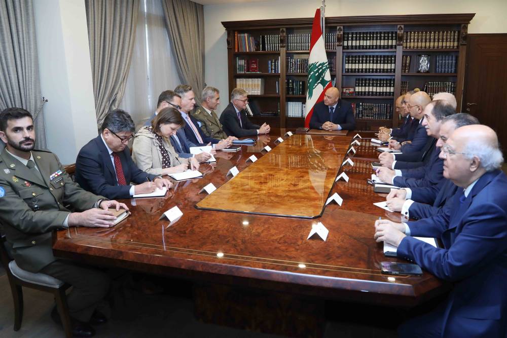الرئيس عون استقبل مساعد الأمين العام للأمم المتحدة لادارة عمليات السلام ومنح الجنرال لازارو وساما لمناسبة انتهاء مهامه على رأس اليونيفيل