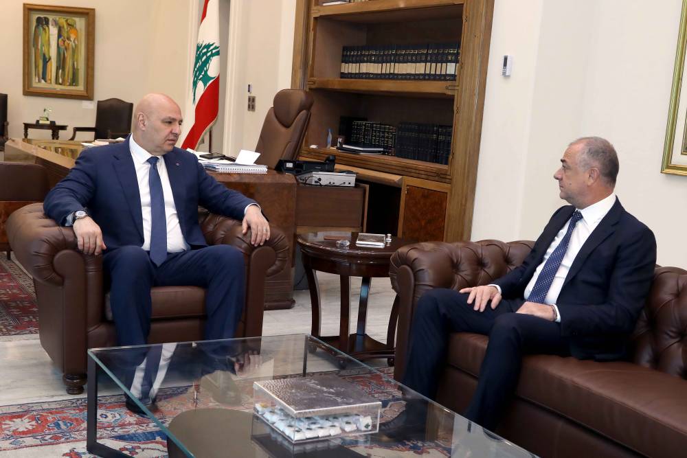 الرئيس عون تابع التطورات الإقليمية والإجراءات المتعلقة  بتأمين عودة اللبنانيين العالقين في الخارج الى بيروت