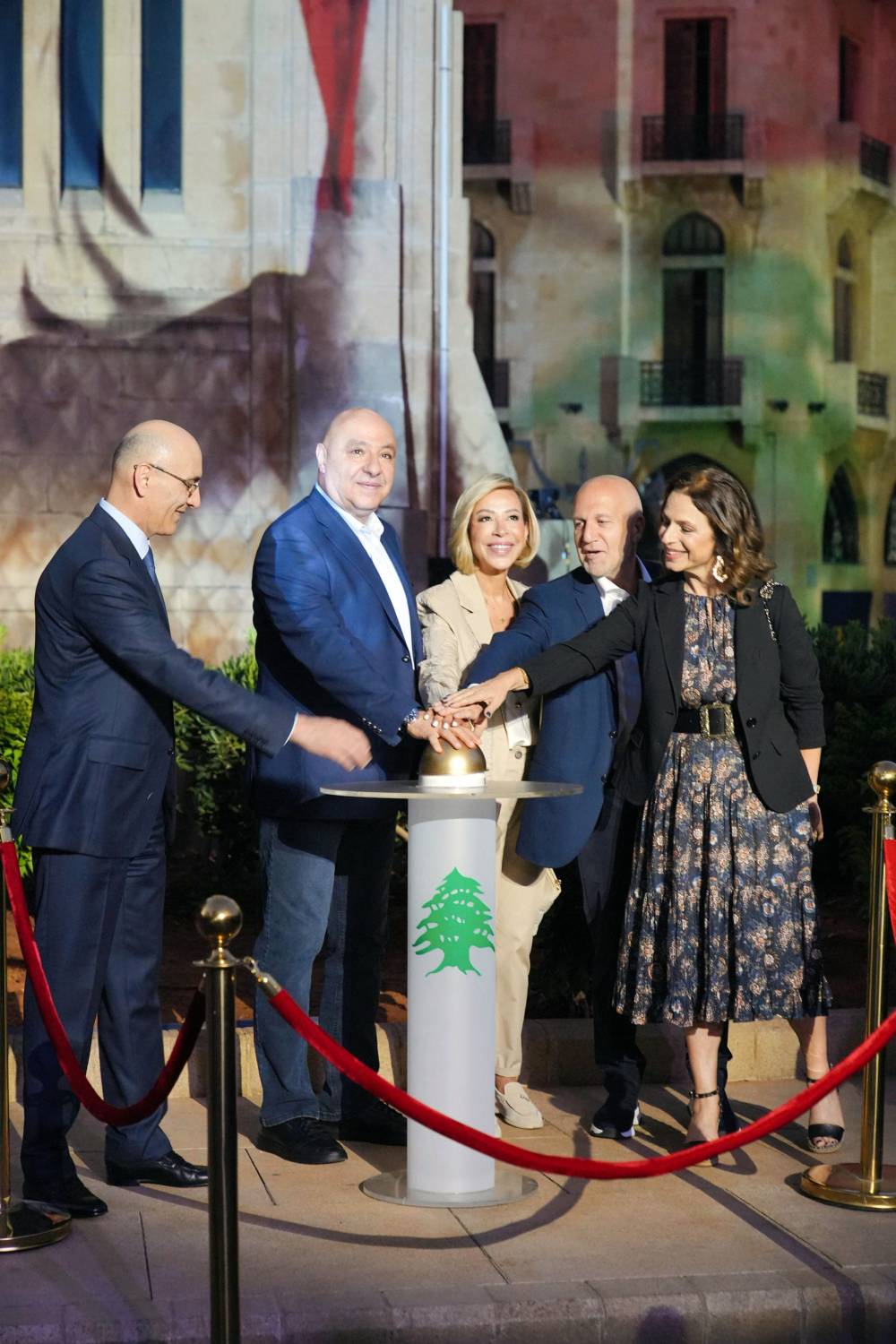 الرئيس عون واللبنانية الأولى اطلقا مساء اليوم في وسط بيروت  ورشة اعمال تطوير وإعادة تأهيل ساحة الشهداء وانارة ساحة النجمة