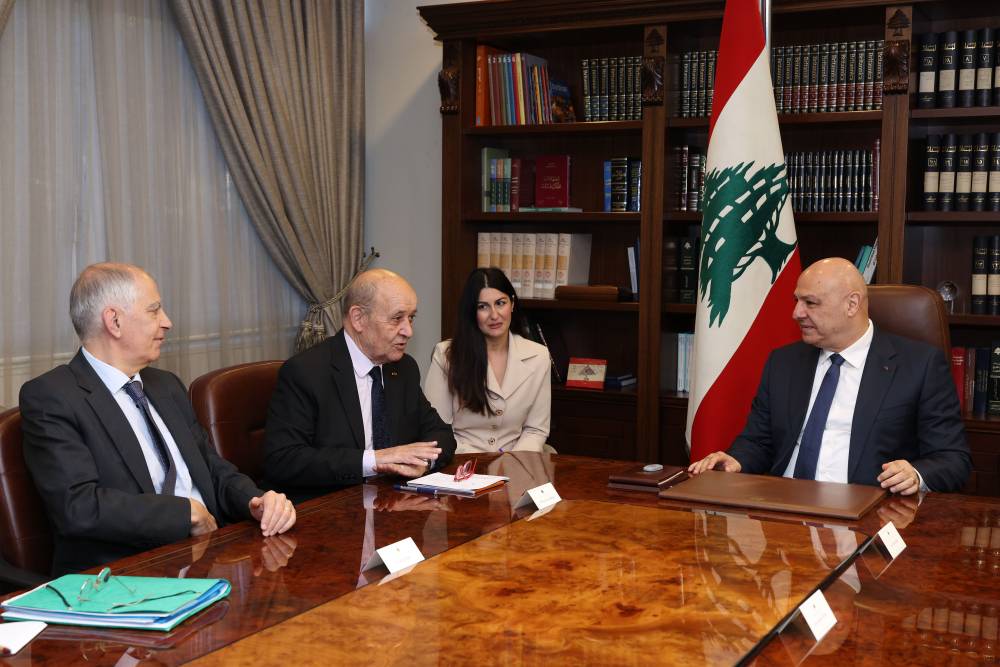 الرئيس عون التقى الموفد الرئاسي الفرنسي جان ياف لودريان في بعبدا ورحب بمساعدة الدول الصديقة والشقيقة لتثبيت وقف اطلاق النار