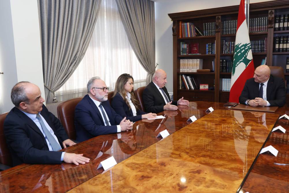 الرئيس عون تابع أوضاع النازحين مع رئيس مجلس الجنوب وطلب الاستمرار في الاهتمام بأوضاعهم والتنسيق مع الجهات المعنية