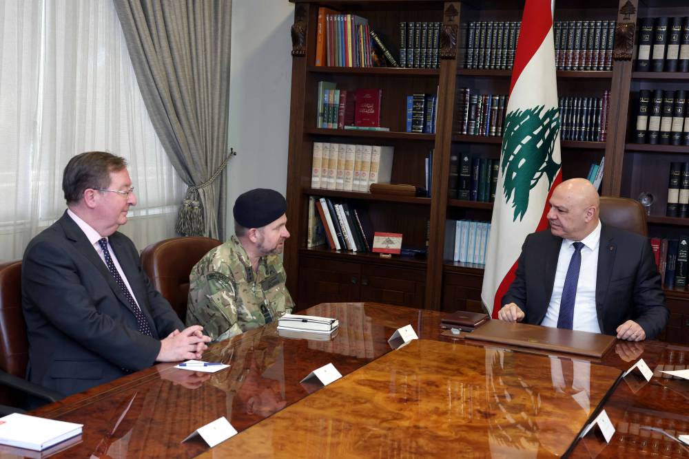 الرئيس عون مستقبلا المسؤول البريطاني الاميرال  Edward Ahlgren:  لبنان لا يمكنه خوض حروب الاخرين على ارضه  وهذا ما حدده مجلس الوزراء في القرار الذي اتخذه قبل أسابيع