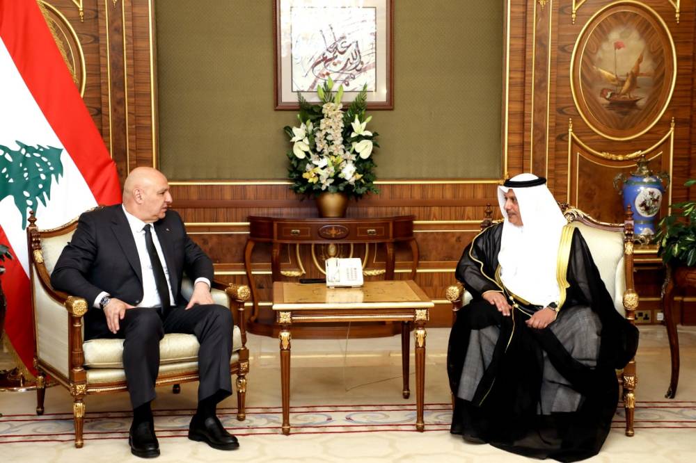 الرئيس عون استقبل اركان السفارة اللبنانية في الكويت واطلع منهم على اوضاع الجالية اللبنانية فيها منوهاً بجهودهم لتفعيل العلاقات اللبنانية – الكويتية