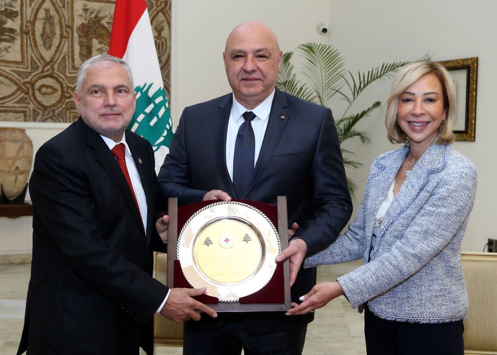 رئيس الجمهورية رعى إطلاق الحملة المالية للصليب الأحمر للعام 2025 من القصر الجمهوري الرئيس عون: اقدم لكم راتبي دعما لكم أنا الى جانبكم على الدوام واعدكم بالبقاء سندا كبيرا لكم