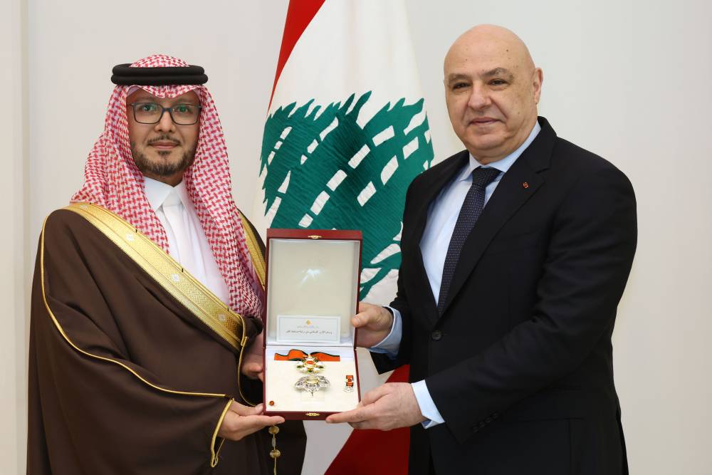 رئيس الجمهورية قلّد السفير السعودي في لبنان وسام الأرز الوطني من رتبة ضابط أكبر  لمناسبة انتهاء مهامه وتقديرا لجهوده في تعزيز العلاقات الثنائية