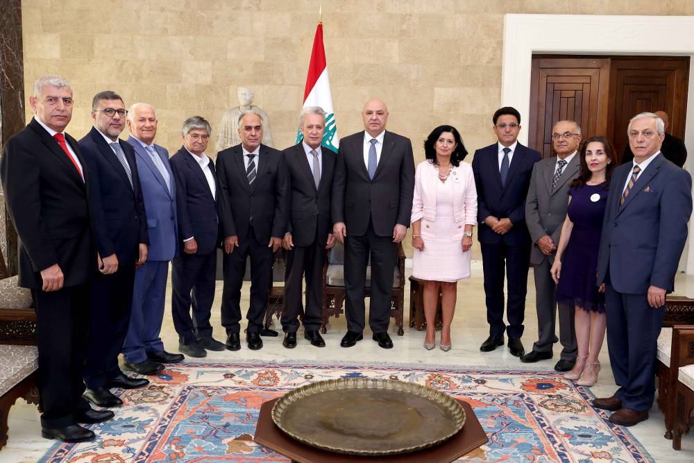 الرئيس عون أمام وفد التجمع اللبناني للبيئة: الأزمات البيئية المتراكمة في لبنان   تؤدي الى تدهور الطبيعة والمساهمة في انتشار الأمراض