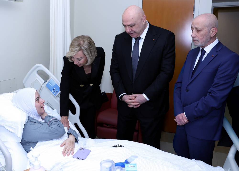رئيس الجمهورية واللبنانية الأولى عادا الجريحة أماني بزي شرارة   في مستشفى الجامعة الأميركية: اللبنانيون جميعا يقفون الى جانبك