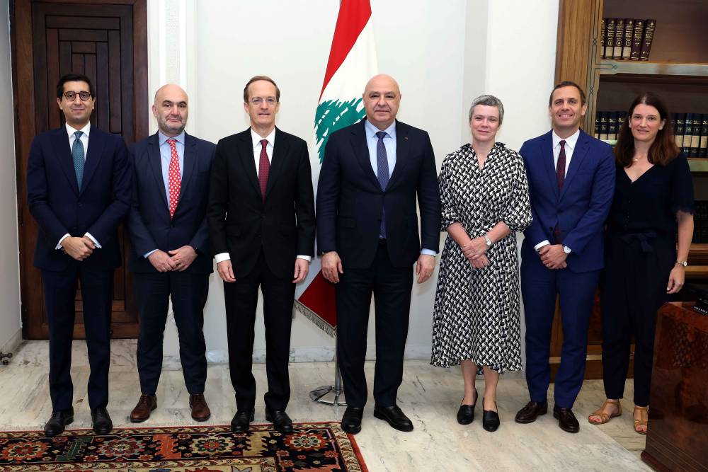 الرئيس عون استقبل مسؤول جهاز العمل الخارجي الأوروبي:  لبنان يطالب الدول الصديقة وفي مقدمها دول الاتحاد  الاوروبي بالضغط على إسرائيل كي تنسحب من الأماكن التي تحتلها وتوقف اعتداءاتها وتعيد الاسرى اللبنانيين
