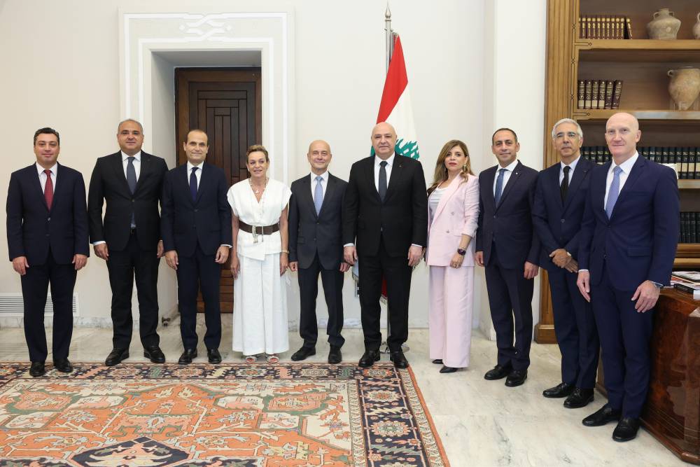 الرئيس عون استقبل  ثمانية سفراء لبنانيين معتمدين قبل التحاقهم بسفاراتهم: كونوا رسلا للبنان الدولة التي تحتضن جميع مكونات المجتمع من دون تمييز  واعملوا لما فيه مصلحة بلدكم بعد استعادة حضوره وعودته الى خريطة الاهتمام الدولي