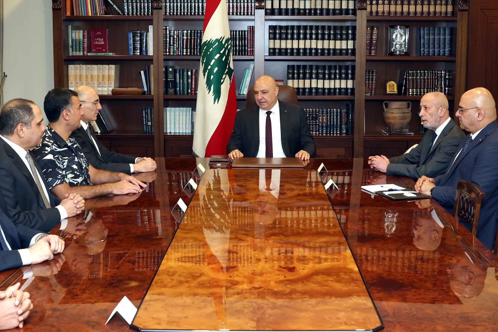 رئيس الجمهورية اطلع في خلال اجتماع مع وزير الداخلية ومسؤولين أمنيين  على أجواء العمليات الأمنية الأخيرة في مكافحة الاتجار بالمخدرات وتهريبها