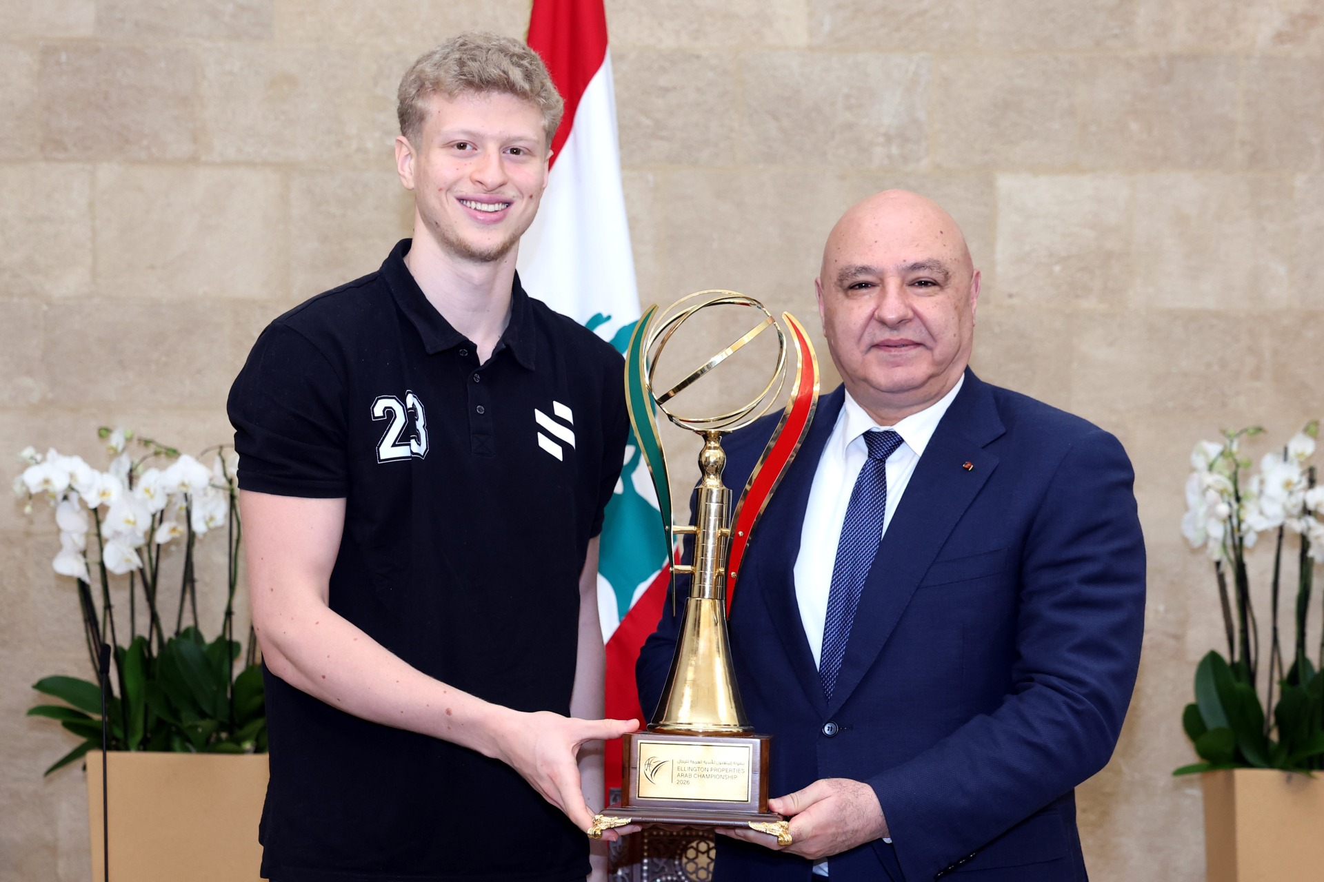 الرئيس عون تسلم من نادي الحكمة كأس البطولة العربية لكرة السلة   وقميص النادي رقم واحد عربون محبة وتقدير